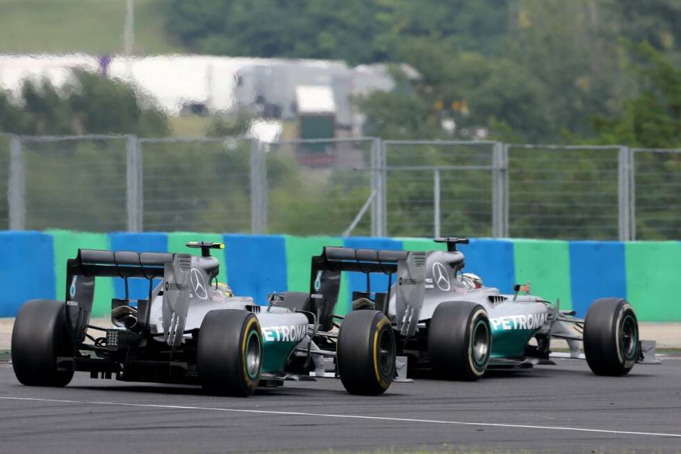 Foto zur News: Unglaublich, aber wahr: Dank der um zwölf Runden frischeren (und weicheren) Reifen vernichtet Rosberg seinen riesigen Rückstand binnen weniger Runden. In der vorletzten Runde ist er am Teamkollegen dran, in der letzten probiert er es auf Ricciardo-Art - und scheitert, weil sich Hamilton diesmal brutal, aber auch sehr geschickt nach außen tragen lässt. Rosberg beendet den Grand Prix von Ungarn auf Platz vier. Erstmals 2014 ist ein Mercedes im Ziel, aber nicht auf dem Podium.