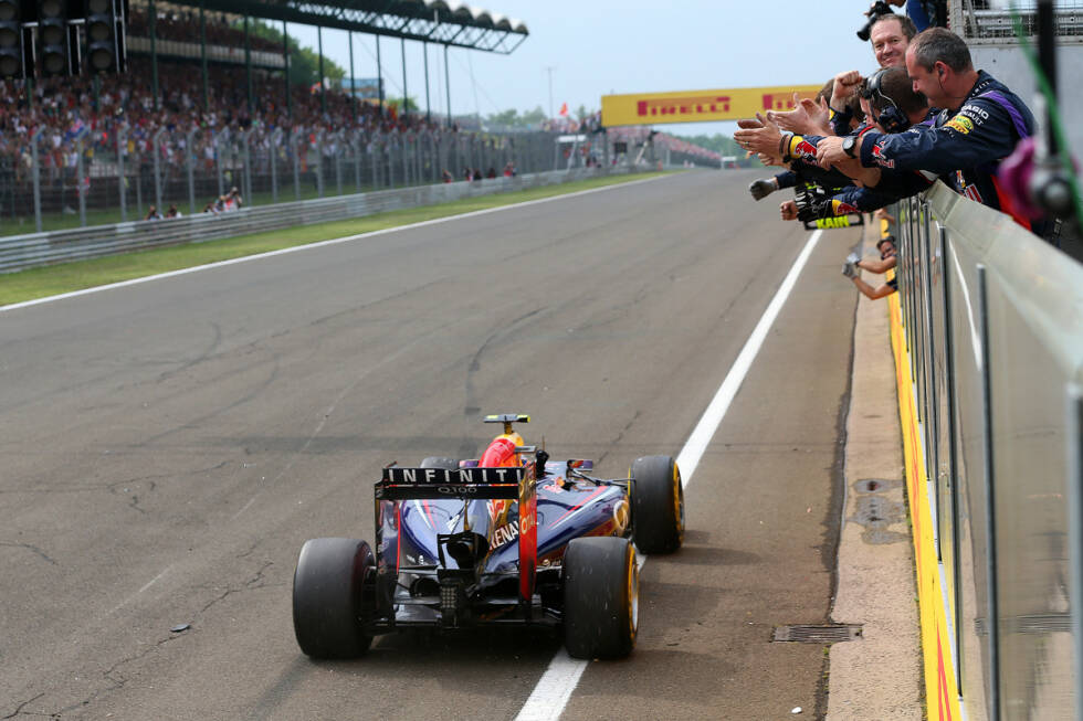 Foto zur News: Ricciardo feiert den zweiten Sieg seiner Formel-1-Karriere (nach Kanada 2014) letztendlich souverän mit 5,2 Sekunden Vorsprung. Alonso schleppt seinen Ferrari mit völlig abgefahrenen Reifen als Zweiter ins Ziel, Hamilton wird Dritter - und verkürzt seinen WM-Rückstand auf Rosberg von 14 auf elf Punkte.