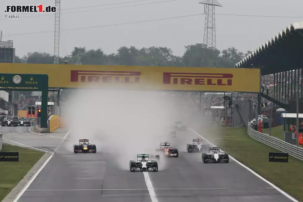 Foto zur News: Plötzliches Wolkenbruch zu Mittag am Race-Day! Rosberg gewinnt den Start auf dem nassen Hungaroring souverän. Sein Landsmann Sebastian Vettel, mit dem Red Bull erst zum dritten Mal 2014 in der ersten Startreihe, fällt gleich auf den ersten Metern hinter Valtteri Bottas (Williams) zurück, ...