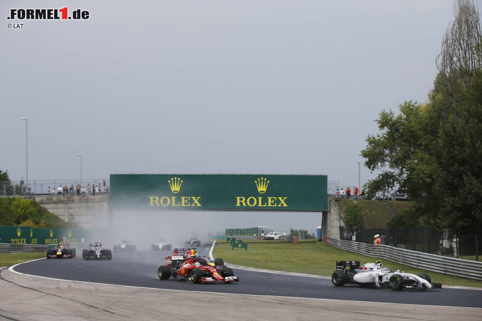 Foto zur News: ... und muss in der zweiten Kurve auch das Beschleunigungsduell gegen Fernando Alonso (Ferrari) verloren geben.