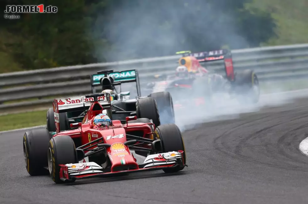 Ganz vorne spitzt sich indes der Dreikampf um den Sieg zu. Zu Beginn der 63. Runde führt Alonso 0,7 Sekunden vor Hamilton und 1,1 Sekunden vor Ricciardo. Bereifung: Alonso Soft, 27 Runden alt. Hamilton Medium, 23 Runden alt. Ricciardo Soft, elf Runden alt. Vorteil Ricciardo. Foto zur News: Ganz vorne spitzt sich indes der Dreikampf um den Sieg zu. Zu Beginn der 63. Runde führt Alonso 0,7 Sekunden vor Hamilton und 1,1 Sekunden vor Ricciardo. Bereifung: Alonso Soft, 27 Runden alt. Hamilton Medium, 23 Runden alt. Ricciardo Soft, elf Runden alt. Vorteil Ricciardo.