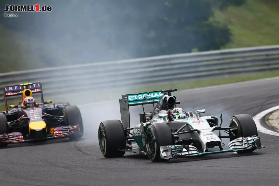Das Rennen geht in die dramatische Schlussphase. Hamilton findet keinen Weg vorbei an Alonso, dessen Reifen schon so sehr abbauen, dass sich ein Ausrutscher nicht mehr vermeiden lässt. Ricciardo verzweifelt indes am unterlegenen Topspeed seines Red Bull - und probiert's statt mit DRS einfach außen in Kurve 2. Vergeblich. Foto zur News: Das Rennen geht in die dramatische Schlussphase. Hamilton findet keinen Weg vorbei an Alonso, dessen Reifen schon so sehr abbauen, dass sich ein Ausrutscher nicht mehr vermeiden lässt. Ricciardo verzweifelt indes am unterlegenen Topspeed seines Red Bull - und probiert's statt mit DRS einfach außen in Kurve 2. Vergeblich.