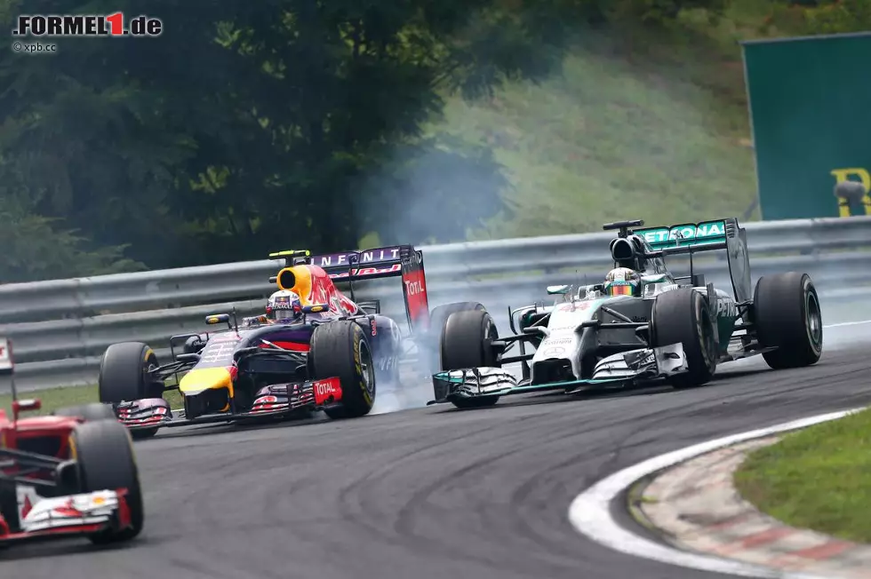 Aber nur einmal, denn beim zweiten Mal klappt's: Mit dem vielleicht atemberaubendsten Überholmanöver des Jahres geht Ricciardo in der 67. Runde außen an Hamilton vorbei. Die Red-Bull-Mechaniker erkennen die Signifikanz des Augenblicks und springen jubelnd in die Höhe. Foto zur News: Aber nur einmal, denn beim zweiten Mal klappt's: Mit dem vielleicht atemberaubendsten Überholmanöver des Jahres geht Ricciardo in der 67. Runde außen an Hamilton vorbei. Die Red-Bull-Mechaniker erkennen die Signifikanz des Augenblicks und springen jubelnd in die Höhe.