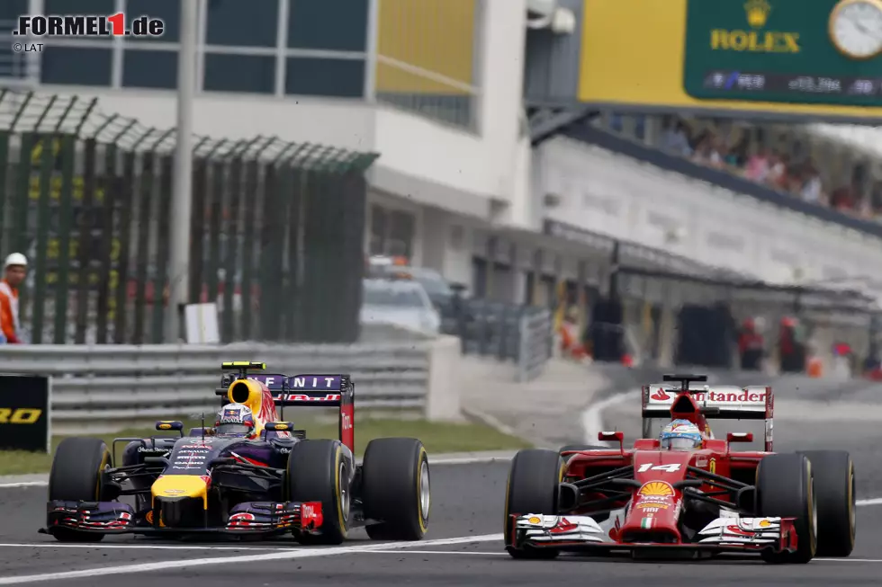 Runde 68: Alonso ist vor Kurve 1 bestenfalls Kanonenfutter für Ricciardo, dem der Sieg nun nicht mehr zu nehmen ist. Foto zur News: Runde 68: Alonso ist vor Kurve 1 bestenfalls Kanonenfutter für Ricciardo, dem der Sieg nun nicht mehr zu nehmen ist.