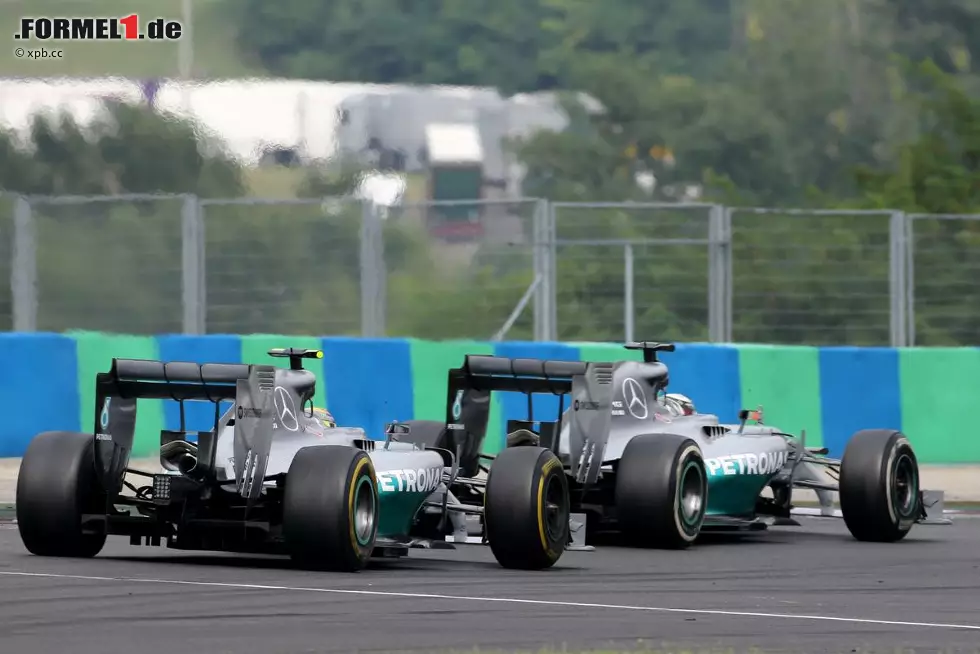 Unglaublich, aber wahr: Dank der um zwölf Runden frischeren (und weicheren) Reifen vernichtet Rosberg seinen riesigen Rückstand binnen weniger Runden. In der vorletzten Runde ist er am Teamkollegen dran, in der letzten probiert er es auf Ricciardo-Art - und scheitert, weil sich Hamilton diesmal brutal, aber auch sehr geschickt nach außen tragen lässt. Rosberg beendet den Grand Prix von Ungarn auf Platz vier. Erstmals 2014 ist ein Mercedes im Ziel, aber nicht auf dem Podium. Foto zur News: Unglaublich, aber wahr: Dank der um zwölf Runden frischeren (und weicheren) Reifen vernichtet Rosberg seinen riesigen Rückstand binnen weniger Runden. In der vorletzten Runde ist er am Teamkollegen dran, in der letzten probiert er es auf Ricciardo-Art - und scheitert, weil sich Hamilton diesmal brutal, aber auch sehr geschickt nach außen tragen lässt. Rosberg beendet den Grand Prix von Ungarn auf Platz vier. Erstmals 2014 ist ein Mercedes im Ziel, aber nicht auf dem Podium.