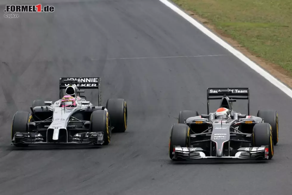 Beinahe reicht es für Adrian Sutil zum ersten Sauber-WM-Punkt der Saison. Nach 30 Runden langem Duell gegen Button und dem einen oder anderen gescheiterten Überholversuch fehlen am Ende nur 0,9 Sekunden. Foto zur News: Beinahe reicht es für Adrian Sutil zum ersten Sauber-WM-Punkt der Saison. Nach 30 Runden langem Duell gegen Button und dem einen oder anderen gescheiterten Überholversuch fehlen am Ende nur 0,9 Sekunden.