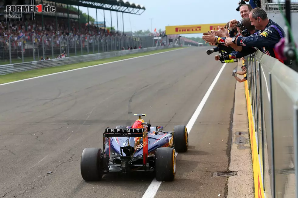 Ricciardo feiert den zweiten Sieg seiner Formel-1-Karriere (nach Kanada 2014) letztendlich souverän mit 5,2 Sekunden Vorsprung. Alonso schleppt seinen Ferrari mit völlig abgefahrenen Reifen als Zweiter ins Ziel, Hamilton wird Dritter - und verkürzt seinen WM-Rückstand auf Rosberg von 14 auf elf Punkte. Foto zur News: Ricciardo feiert den zweiten Sieg seiner Formel-1-Karriere (nach Kanada 2014) letztendlich souverän mit 5,2 Sekunden Vorsprung. Alonso schleppt seinen Ferrari mit völlig abgefahrenen Reifen als Zweiter ins Ziel, Hamilton wird Dritter - und verkürzt seinen WM-Rückstand auf Rosberg von 14 auf elf Punkte.