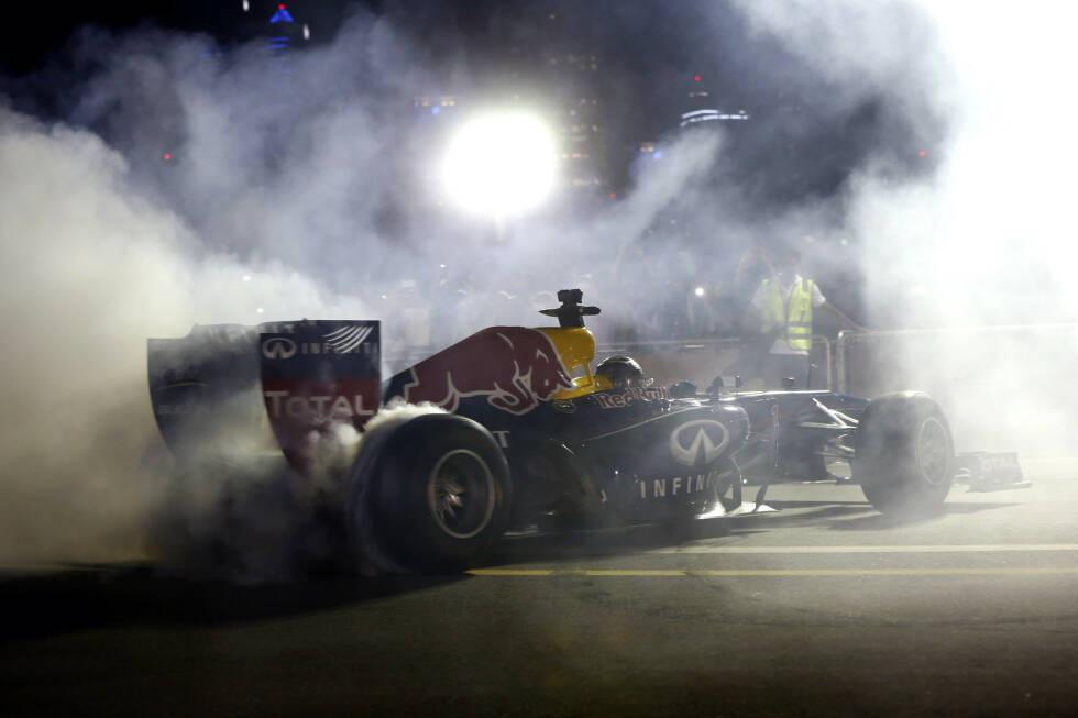 Foto zur News: 20. November 2014: Am Vorabend hat Sebastian Vettel in Dubai noch Donuts im Red Bull RB7 gedreht, dann wird er als Ferrari-Fahrer bestätigt. Kurz zuvor hat das Team den Abschied von Fernando Alonso verkündet. Damit ist der Weg frei für Vettel, der 2015 Teamkollege von Kimi Räikkönen wird.