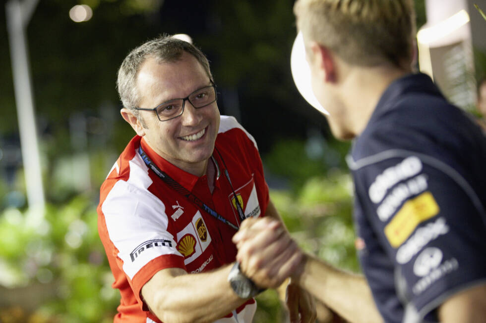Foto zur News: 30. März 2014: Ferrari-Teamchef Stefano Domenicali und Vettel werden vor dem Grand Prix von Malaysia im Paddock in Sepang bei einem herzlichen Handschlag fotografiert. &quot;Sebastian ist ein fantastischer Fahrer, ein viermaliger Weltmeister. Das ist Tatsache&quot;, sagt Domenicali, glaubt aber nicht an eine gemeinsame Zukunft: &quot;Ich bin mir sicher, dass Sebastian mit seiner Situation zufrieden ist.&quot; Red-Bull-Motorsportkonsulent Helmut Marko kommen daran erste Zweifel: &quot;Vielleicht ist es das Geilste, mit einem Ferrari zu gewinnen. Aber Sebastian wird nur wechseln wollen, wenn wir ihm kein konkurrenzfähiges Auto mehr bauen können.&quot;