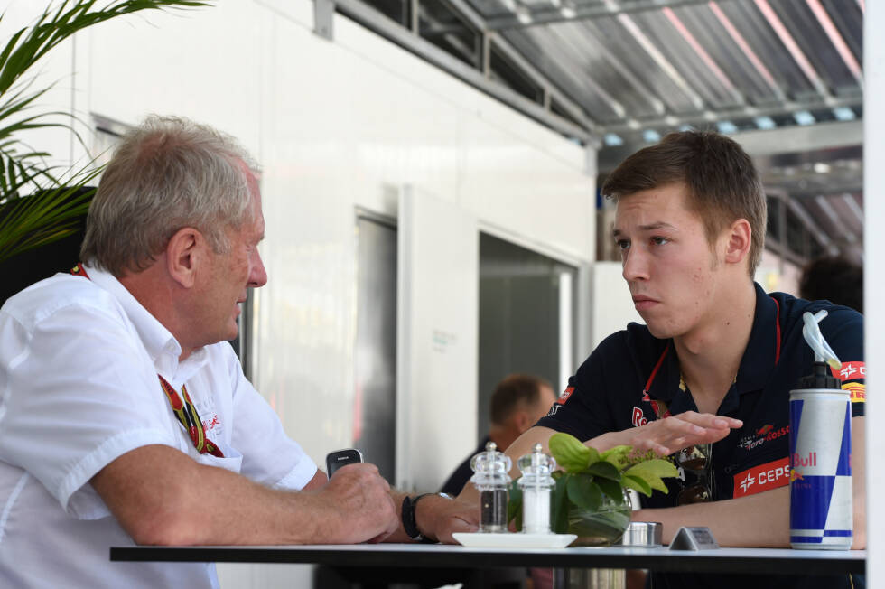 Foto zur News: 4. Oktober 2014: Um 2:51 Uhr morgens deutscher Zeit gibt Red Bull offiziell den Abschied von Vettel bekannt und bestätigt Toro-Rosso-Junior Kwjat völlig überraschend als dessen Nachfolger für die Saison 2015. Wenig später verrät Horner: Vettel ist einem &quot;sehr attraktiven Angebot von Ferrari&quot; erlegen.