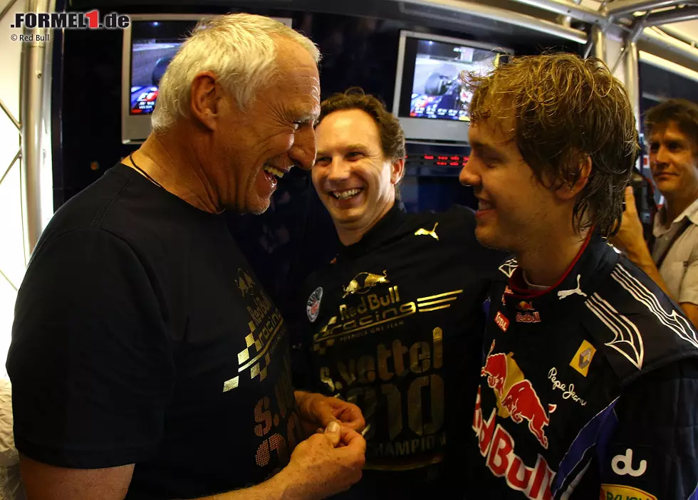 Foto zur News: 21. November 2010: Vettel, seit dem dramatischen Saisonfinale in Abu Dhabi vor einer Woche frischgebackener Weltmeister, schwebt mit Red Bull auf Wolke sieben. Aber Konzernchef Dietrich Mateschitz sagt selbst in der Stunde des gemeinsamen Triumphs: &quot;Solange wir ihm ein Auto geben, mit dem er gewinnen kann, wird er bei Red Bull fahren. Wenn nicht, würden wir ihn ziehen lassen - selbst wenn er gebunden wäre.&quot;