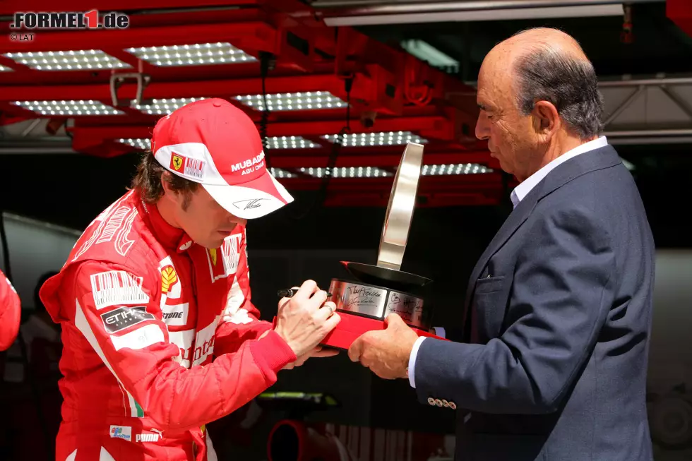 10. September 2014: Emilio Botin, Chef der spanischen Santander-Bank, stirbt völlig überraschend im Alter von 79 Jahren an einer Herzattacke. Botin gilt bis zu seinem Tod als glühender Alonso- und Formel-1-Fan und hat mit den Santander-Millionen ermöglicht, dass Ferrari Ende 2009 Räikkönen aus seinem bestehenden Vertrag auskaufen konnte, um für Alonso Platz zu schaffen. Foto zur News: 10. September 2014: Emilio Botin, Chef der spanischen Santander-Bank, stirbt völlig überraschend im Alter von 79 Jahren an einer Herzattacke. Botin gilt bis zu seinem Tod als glühender Alonso- und Formel-1-Fan und hat mit den Santander-Millionen ermöglicht, dass Ferrari Ende 2009 Räikkönen aus seinem bestehenden Vertrag auskaufen konnte, um für Alonso Platz zu schaffen.