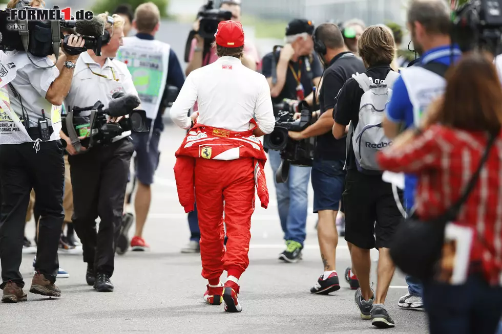 2. Oktober 2014: Alonso weigert sich vor versammelter Weltpresse in Suzuka, ein klares Bekenntnis zu Ferrari abzugeben. Allerdings deutet er an, dass ein Abschied nicht sein eigener Wunsch sei: "Ich stelle die Interessen des Teams und die Interessen der Tifosi - die große Marke Ferrari, die größer als wir alle ist - vor meine eigenen Interessen. Wenn es also etwas Besseres für Ferrari gibt, dann werde ich mich danach richten." Foto zur News: 2. Oktober 2014: Alonso weigert sich vor versammelter Weltpresse in Suzuka, ein klares Bekenntnis zu Ferrari abzugeben. Allerdings deutet er an, dass ein Abschied nicht sein eigener Wunsch sei: "Ich stelle die Interessen des Teams und die Interessen der Tifosi - die große Marke Ferrari, die größer als wir alle ist - vor meine eigenen Interessen. Wenn es also etwas Besseres für Ferrari gibt, dann werde ich mich danach richten."