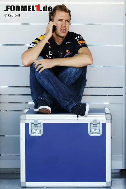 3. Oktober 2014: Nach dem Freitagstraining in Suzuka schreibt Vettel seinem Teamchef Christian Horner eine SMS, mit der Bitte um ein Treffen in seinem Hotelzimmer. Zu diesem Zeitpunkt ist "Oberbulle" Dietrich Mateschitz noch nicht über die Wechselabsichten informiert. Mateschitz' Handy ist kaputt. Foto zur News: 3. Oktober 2014: Nach dem Freitagstraining in Suzuka schreibt Vettel seinem Teamchef Christian Horner eine SMS, mit der Bitte um ein Treffen in seinem Hotelzimmer. Zu diesem Zeitpunkt ist "Oberbulle" Dietrich Mateschitz noch nicht über die Wechselabsichten informiert. Mateschitz' Handy ist kaputt.