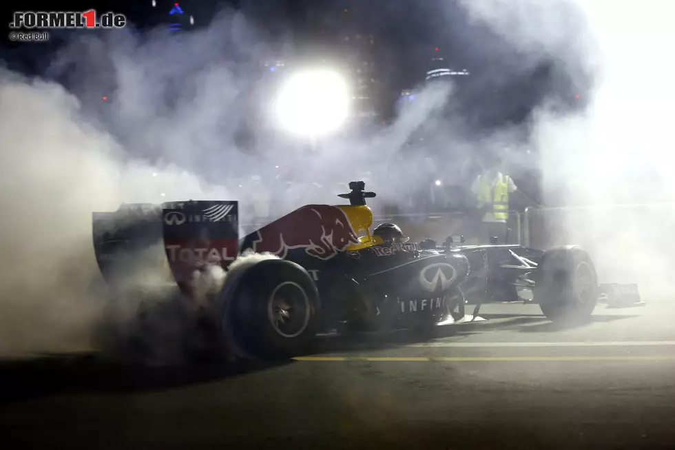 20. November 2014: Am Vorabend hat Sebastian Vettel in Dubai noch Donuts im Red Bull RB7 gedreht, dann wird er als Ferrari-Fahrer bestätigt. Kurz zuvor hat das Team den Abschied von Fernando Alonso verkündet. Damit ist der Weg frei für Vettel, der 2015 Teamkollege von Kimi Räikkönen wird. Foto zur News: 20. November 2014: Am Vorabend hat Sebastian Vettel in Dubai noch Donuts im Red Bull RB7 gedreht, dann wird er als Ferrari-Fahrer bestätigt. Kurz zuvor hat das Team den Abschied von Fernando Alonso verkündet. Damit ist der Weg frei für Vettel, der 2015 Teamkollege von Kimi Räikkönen wird.
