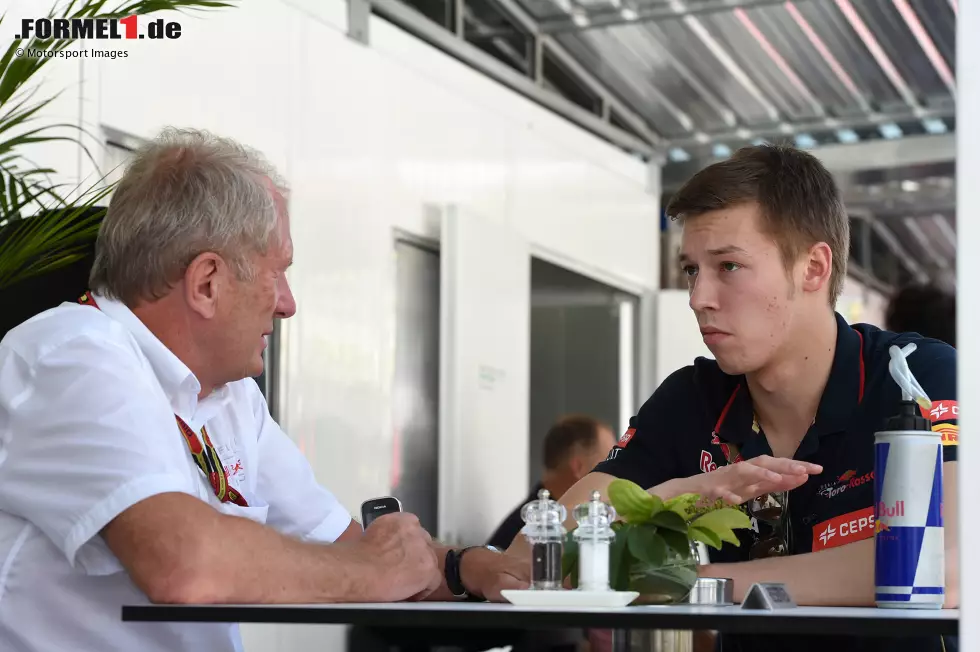 4. Oktober 2014: Um 2:51 Uhr morgens deutscher Zeit gibt Red Bull offiziell den Abschied von Vettel bekannt und bestätigt Toro-Rosso-Junior Kwjat völlig überraschend als dessen Nachfolger für die Saison 2015. Wenig später verrät Horner: Vettel ist einem "sehr attraktiven Angebot von Ferrari" erlegen. Foto zur News: 4. Oktober 2014: Um 2:51 Uhr morgens deutscher Zeit gibt Red Bull offiziell den Abschied von Vettel bekannt und bestätigt Toro-Rosso-Junior Kwjat völlig überraschend als dessen Nachfolger für die Saison 2015. Wenig später verrät Horner: Vettel ist einem "sehr attraktiven Angebot von Ferrari" erlegen.