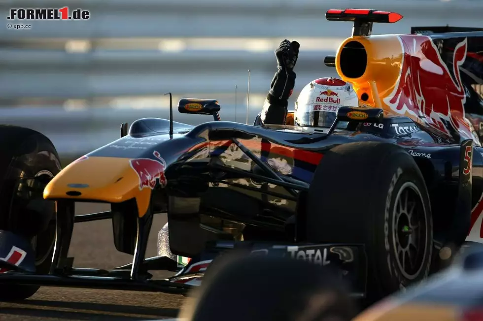 Foto zur News: 2. Sieg Nummer 2 (2010): "Wir hatten Qualifying und Rennen am Sonntag, weil ein Taifun in der Nähe war, was aktuell ziemlich häufig zu passieren scheint! Danach fuhr ich eigentlich ein kontrolliertes Rennen. Mark (Webber) hat mich früh unter Druck gesetzt, aber durch die Position auf der Strecke war es für mich leichter. Zu Beginn des zweiten Stints war ich hinter Jenson (Button), aber wir haben auf seinen Stopp gewartet, und ich habe den Abstand kontrolliert und konnte das Rennen ins Ziel bringen."