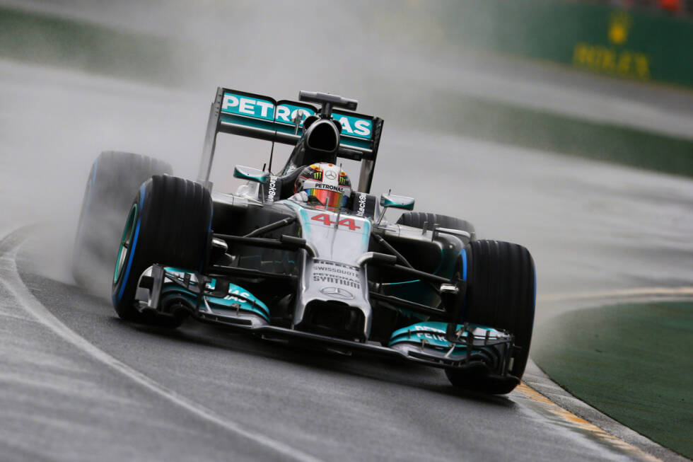 Foto zur News: Die Pole-Position schnappt sich im verregneten Qualifying fast schon erwartungsgemäß Lewis Hamilton. Für Mercedes ist es ein Jubiläum: Zum 100. Mal in der Geschichte der Formel 1 sichert sich ein Auto mit Mercedes-Power den ersten Startplatz.