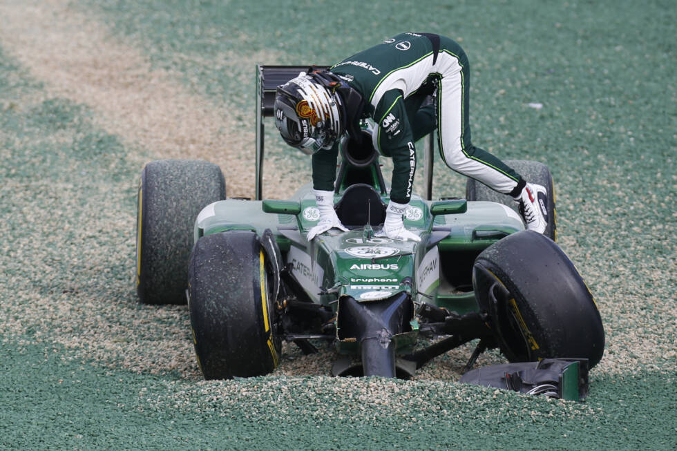 Foto zur News: Den ersten Crash der neuen Saison verursacht Rückkehrer Kamui Kobayashi. Der Japaner, der mit seinem Caterham im Qualifying sensationell den Einzug in Q2 geschafft hatte, verbremst sich und kracht in den vor ihm fahrenden Wagen. Leidtragender seines Fehlers...