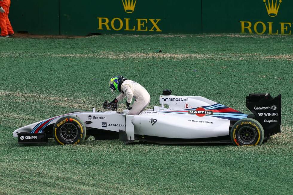 Foto zur News: ... ist Felipe Massa, der von Kobayashi abgeschossen wird und ebenfalls ausscheidet. Besonders ärgerlich: Nach den starken Wintertests galt Williams als Geheimfavorit, Punkte wären für den Brasilianer auf jeden Fall drin gewesen. Das beweist auch Teamkollege Valtteri Bottas, der am Ende Fünfter wird.