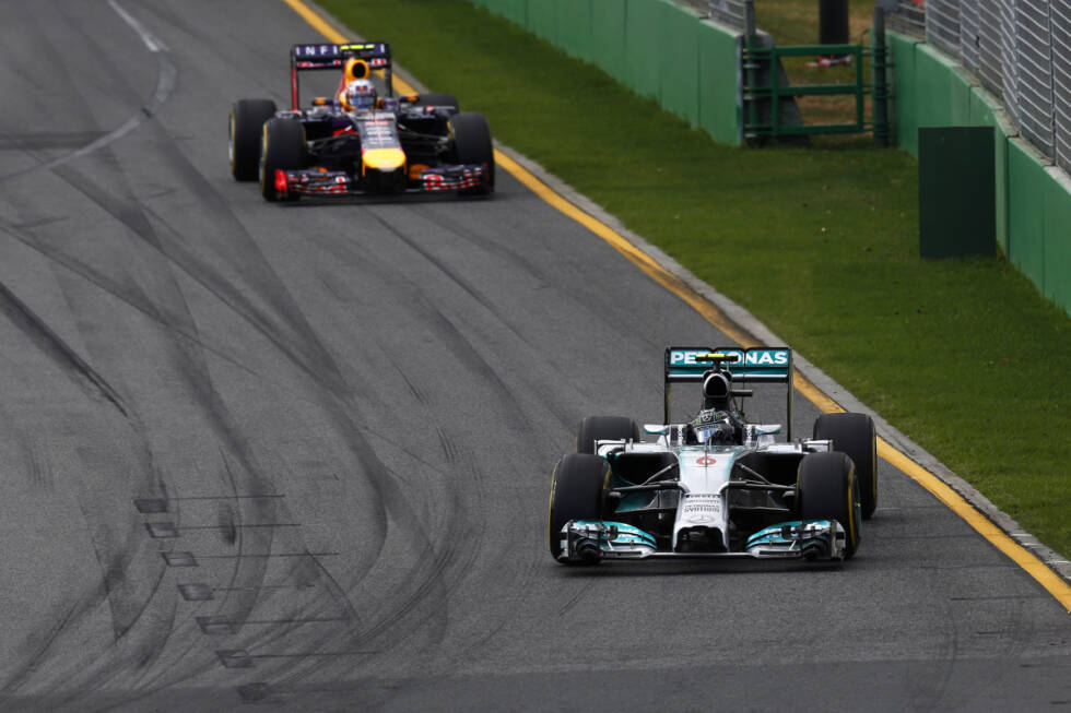 Foto zur News: An der Spitze kann sich Nico Rosberg schnell absetzen. Mercedes wird seiner Favoritenrolle gerecht, der Vorsprung des Deutschen auf Verfolger Ricciardo wächst stetig an und liegt in Runde zwölf bereits bei rund sieben Sekunden. Dann wird Rosberg allerdings eingebremst, denn...
