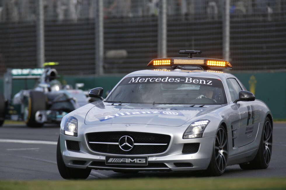 Foto zur News: ... auch Safety-Car-Pilot Bernd Mayländer bekommt am Sonntag seinen ersten Einsatz in dieser Saison. Valtteri Bottas verliert nach einer Berührung mit der Mauer seinen rechten Hinterreifen, der dann mitten auf der Strecke liegen bleibt. Rosbergs Vorsprung ist erst einmal dahin.