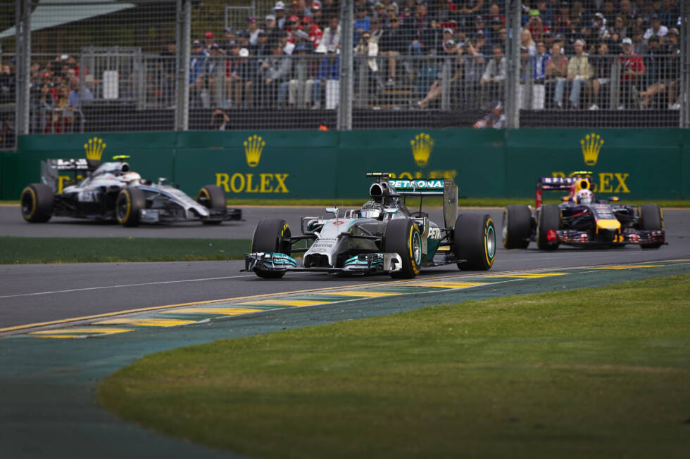 Foto zur News: An der Spitze ist Nico Rosberg auch nach der Safety-Car-Phase weiter der dominierende Mann. Der Deutsche zieht der Konkurrenz ein weiteres Mal davon und hat am Ende fast eine halbe Minute Vorsprung auf die Verfolger. Daniel Ricciardo und Kevin Magnussen bleibt nur der Kampf um Position zwei. Den kann der Australier auf der Strecke zunächst für sich entscheiden.