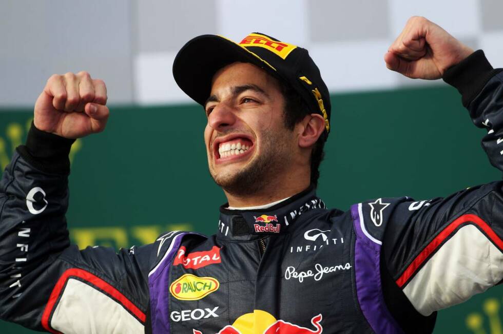 Foto zur News: ... zunächst lässt sich Daniel Ricciardo von seinen Landsleuten für den zweiten Platz feiern. Für den neuen Red-Bull-Piloten ist es ebenfalls der erste Besuch auf einem Formel-1-Podium. Nur kurz nach der Siegerehrung folgt dann aber der Schock.