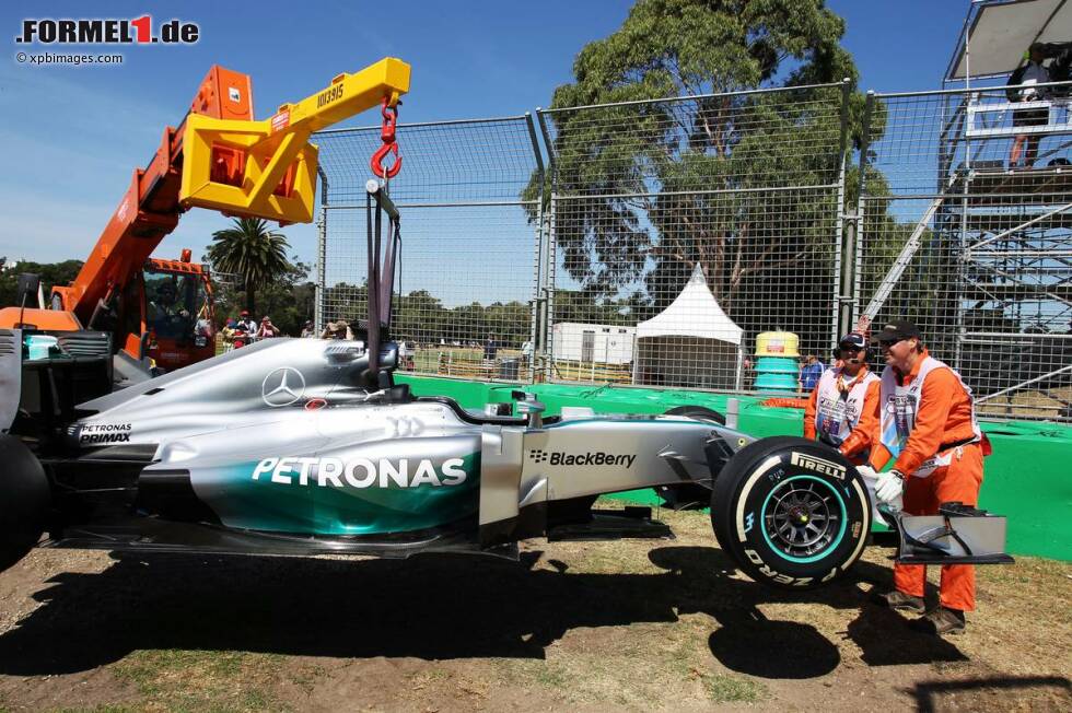 Foto zur News: ... da Lewis Hamilton wegen eines Problems mit dem neuen Antrieb gleich in seiner ersten Runde liegen bleibt. Wegen eines defekten Sensors kann der Weltmeister von 2008 keine einzige gezeitete Runde fahren, das Trainingsprogramm von Mercedes wird ordentlich durcheinandergewirbelt.