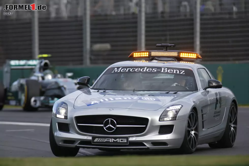 ... auch Safety-Car-Pilot Bernd Mayländer bekommt am Sonntag seinen ersten Einsatz in dieser Saison. Valtteri Bottas verliert nach einer Berührung mit der Mauer seinen rechten Hinterreifen, der dann mitten auf der Strecke liegen bleibt. Rosbergs Vorsprung ist erst einmal dahin. Foto zur News: ... auch Safety-Car-Pilot Bernd Mayländer bekommt am Sonntag seinen ersten Einsatz in dieser Saison. Valtteri Bottas verliert nach einer Berührung mit der Mauer seinen rechten Hinterreifen, der dann mitten auf der Strecke liegen bleibt. Rosbergs Vorsprung ist erst einmal dahin.