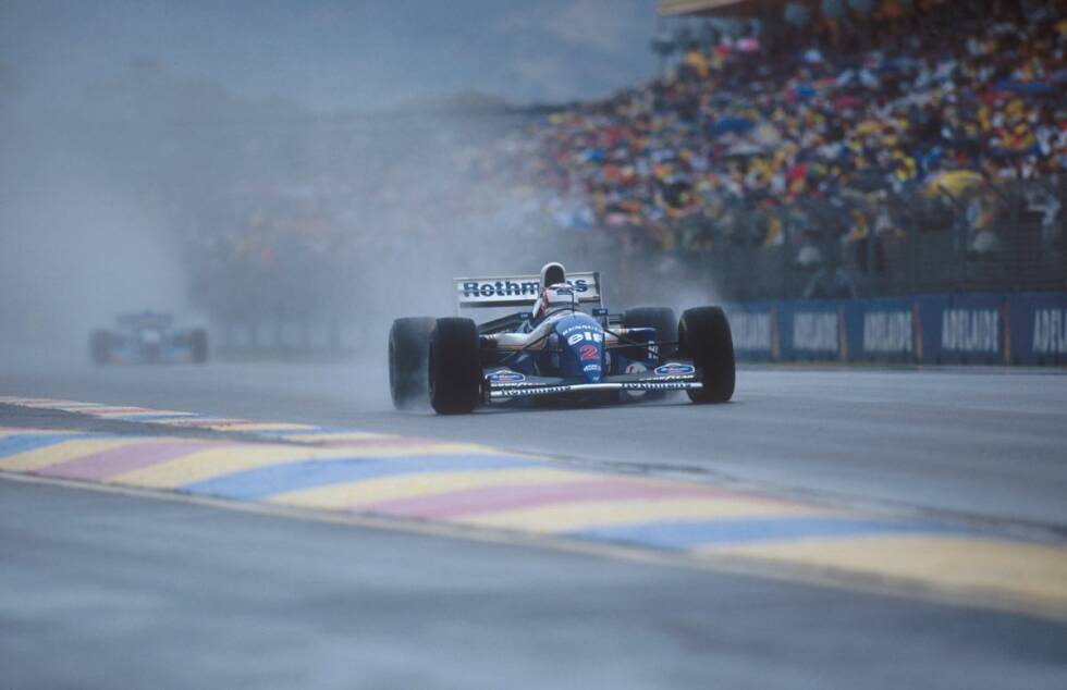 Foto zur News: Abseits des WM-Fights 1994 ist Nigel Mansell der Mann der Stunde. Er feiert seinen 31. und damit letzten Formel-1-Sieg. Außerdem gewinnt er zum ersten und auch einzigen Mal auf einem Straßenkurs.