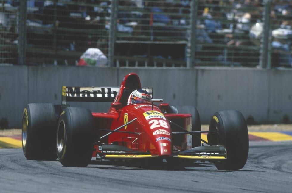 Foto zur News: 1995 heult zum letzten Mal in der Formel-1-Geschichte der V12-Motor auf. Der Ferrari ist das letzte Auto mit einem V12 unter der Haube. Der Motor von Gerhard Berger verabschiedet sich jedoch schon vorzeitig in Runde 34. Außerdem verabschiedet sich auch Adelaide aus der Formel 1. Das letzte Rennen gewinnt Damon Hill, danach siedelt der Australien-Grand-Prix nach Melbourne über.