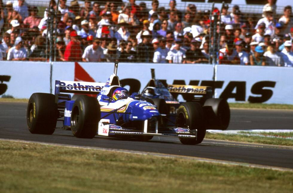 Foto zur News: Der erste Australien-Grand-Prix in Melbourne 1996 ist geprägt von der Williams-Dominanz. Gleich bei seinem Formel-1-Debüt führt Jacques Villeneuve rundenlang vor seinem Teamkollegen Damon Hill. Letztendlich setzt sich aber Hill durch.