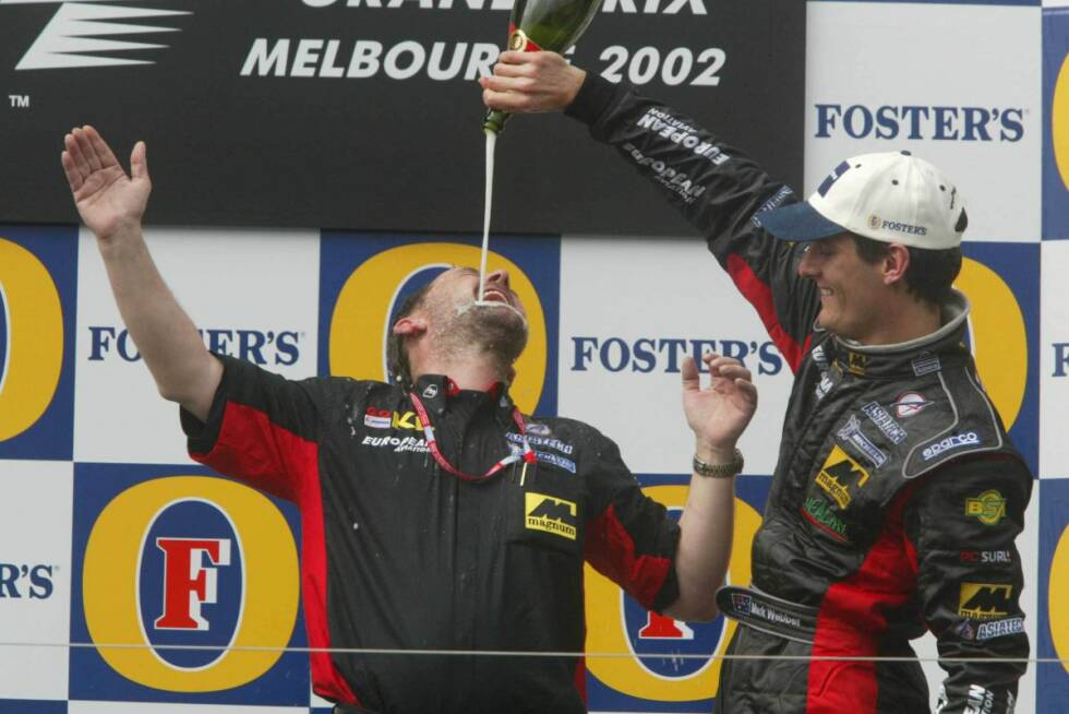 Foto zur News: 2002 feiern die australischen Fans ihren Landsmann Mark Webber (und Teamchef Paul Stoddart, ebenfalls ein Australier), nachdem dieser im unterlegenen Minardi den fünften Platz erreicht hat. Ein Startcrash, bei dem acht Autos ausscheiden, ermöglicht Webber diesen Erfolg bei seinem Debüt in der Königsklasse.