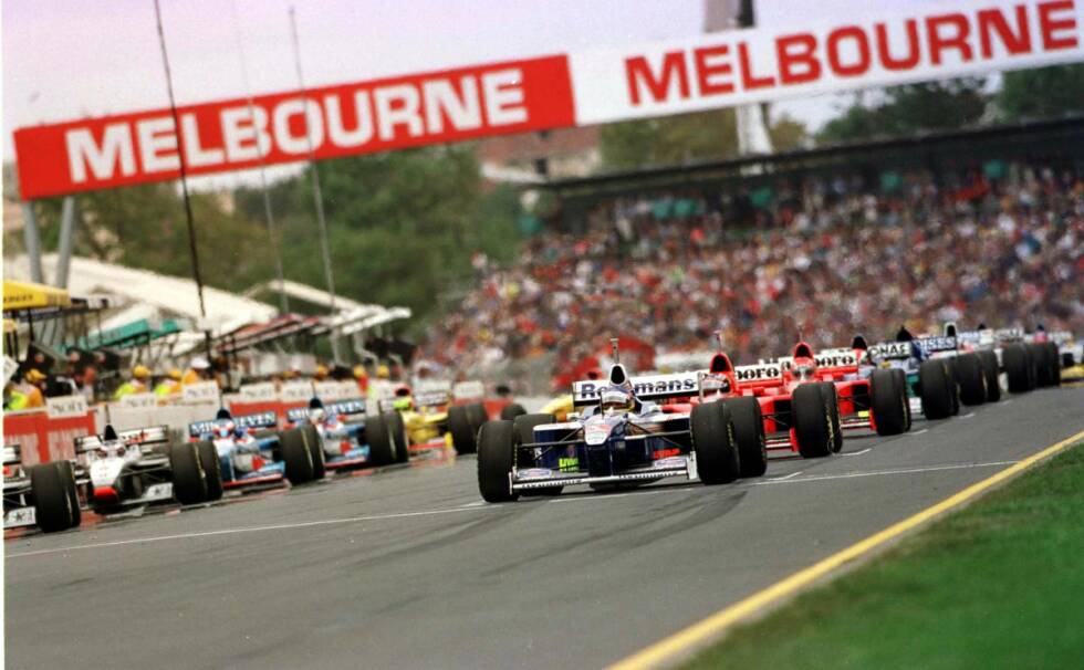 Foto zur News: Was zu Beginn des Rennwochenendes 1997 aussieht wie ein sicherer Williams-Erfolg, wird zur silbernen Sternstunde. David Coulthard im neu lackierten McLaren gewinnt das Rennen überraschend, nachdem Jacques Villeneuve im Qualifying noch über zwei Sekunden schneller war als die Konkurrenz. Doch das Rennen geht für den Kanadier nur wenige Meter: Er scheidet nach Kollision mit Eddie Irvine aus.