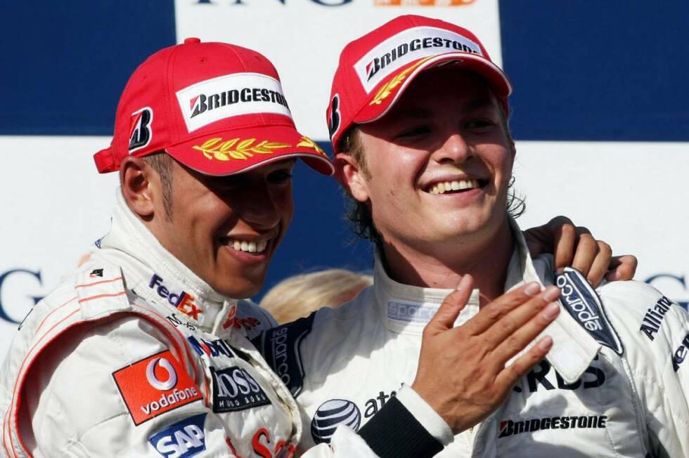 Foto zur News: 2008 feiert Lewis Hamilton in Melbourne den ersten Sieg seiner ersten Weltmeister-Saison zusammen mit Kumpel Nico Rosberg, der zum ersten Mal in seiner Formel-1-Karriere auf dem Treppchen steht. Neben den beiden späteren Teamkollegen bekommt auch Nick Heidfeld seine verdiente Champagnerdusche.