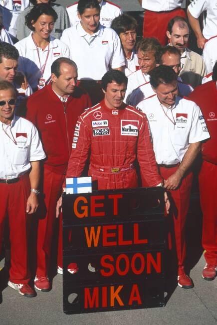 Foto zur News: &quot;Mika, werde bald gesund!&quot; Das McLaren-Team rund um den verbliebenen Fahrer Mark Blundell wünscht Mika Häkkinen 1995 alles Gute, nachdem dieser einen schweren Trainingsunfall nur knapp überlebt hat. Prof. Sid Watkins führte noch an der Unfallstelle geistesgegenwärtig einen Luftröhrenschnitt durch, der Häkkinen das Leben rettet. Ein mulmiger Abschied der Formel 1 aus Adelaide.