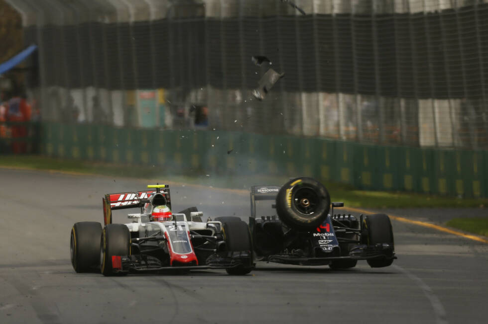 Foto zur News: 2016 stockt den Zuschauern in Melbourne und an den Fernsehern der Atem. In Runde 18 kollidieren Fernando Alonso und Esteban Guttierez. Alonsos McLaren überschlägt sich daraufhin im Kiesbett und knallt mit großer Wucht in die Streckenbegrenzung.