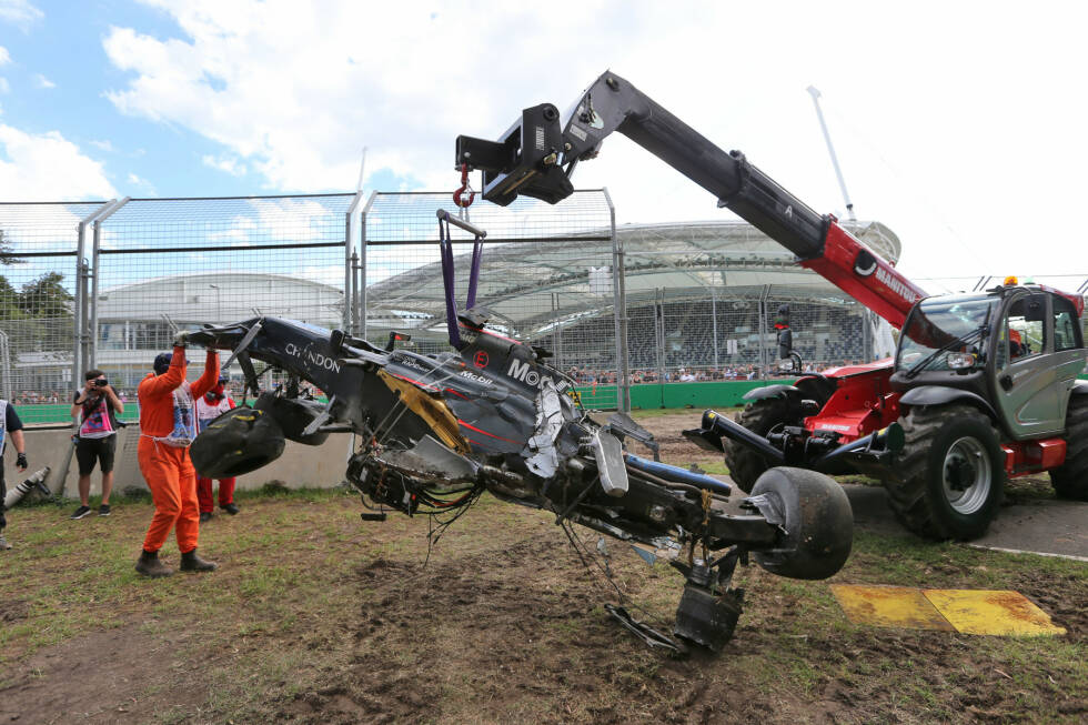 Foto zur News: Vom MP4-31 des Spaniers bleibt nach dem Unfall nicht mehr viel übrig. Alonso kann dem Wrack aus eigener Kraft entsteigen, erleidet aber eine Rippenverletzung, die ihm beim nächsten Rennen in Bahrain zum Zuschauen zwingt.