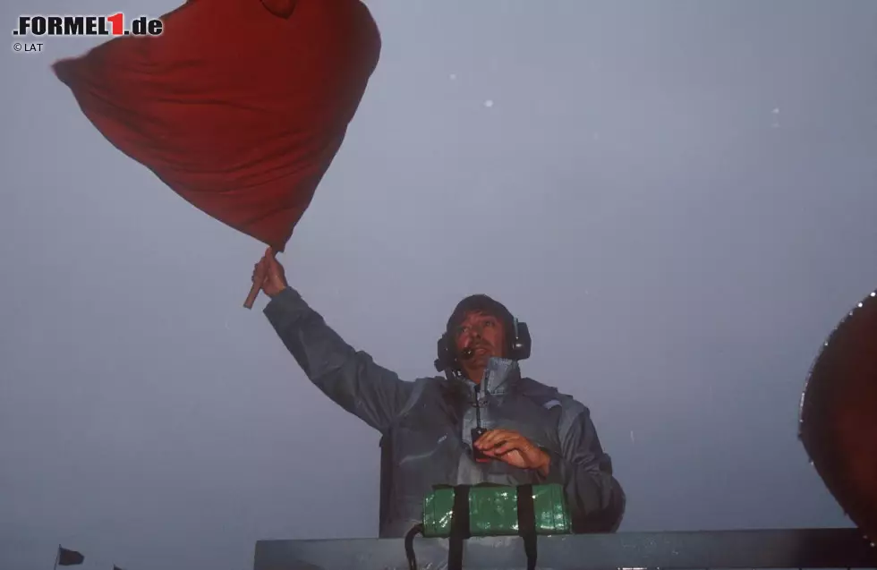 Foto zur News: Das kürzeste Formel-1-Rennen der Geschichte sehen die australischen Fans 1991 auf der Strecke in Adelaide. Nach nur 16 von den geplanten 81 Runden ist Schluss. Mehr als halbe Punkte sind für Sieger Ayrton Senna und die anderen Fahrer nicht drin.