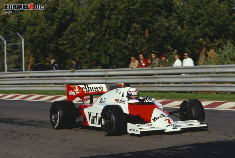 Foto zur News: 1984: Niki Lauda gegen Alain Prost: Zum Saisonfinale reist der Franzose mit 3,5 Punkten Rückstand auf Lauda nach Portugal - und trotz seines Sieges reicht es nicht für den Titel, denn Lauda fährt von Startplatz elf auf den entscheidenden zweiten Platz.