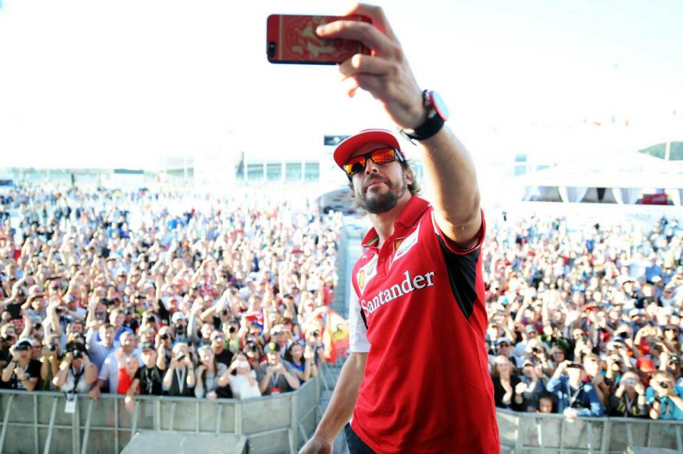 Foto zur News: Überraschend auch: Nicht weniger als 20.000 Fans kommen schon am Donnerstag, um sich Autogramme zu holen und am Pitwalk teilzunehmen. Selbst Fernando Alonso staunt nicht schlecht. Und: Es sind überwiegend Russen, nur zehn Prozent internationale Besucher.