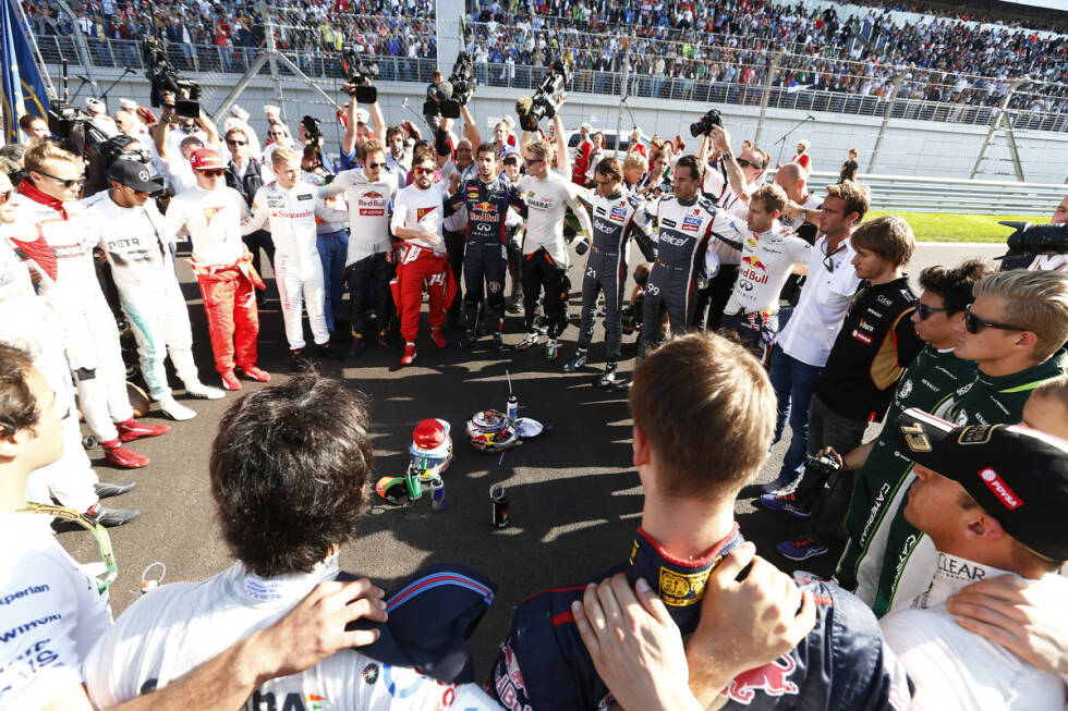 Foto zur News: Die 21 verbliebenen Formel-1-Fahrer drücken vor dem Start des Rennens ihre Sympathie zu Jules Bianchi und dessen Familie aus. Mit dem dafür gewählten Begriff &quot;Schweigeminute&quot; haben aber so manche ein Problem.