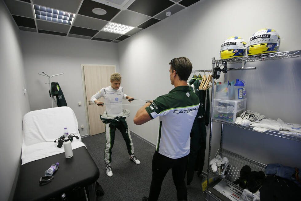 Foto zur News: Marcus Ericsson bereitet sich mit einigen Übungen auf die ersten Trainings vor.