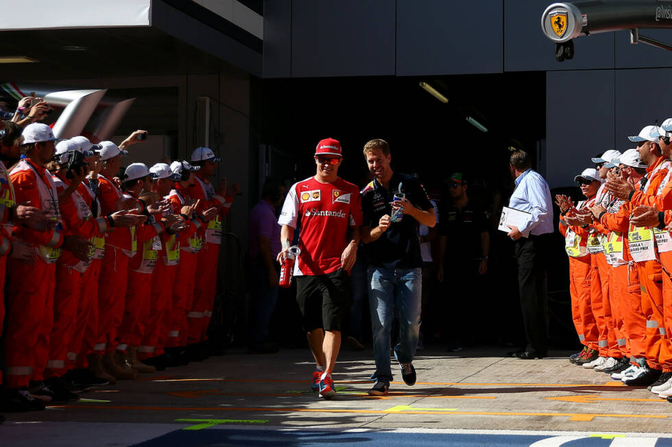 Foto zur News: Beste Laune zwischen Kimi Räikkönen und Sebastian Vettel, und das ist auch gut so. Denn wenn nicht noch eine Transferbombe platzt, werden die beiden Freunde 2015 bei Ferrari Teamkollegen.