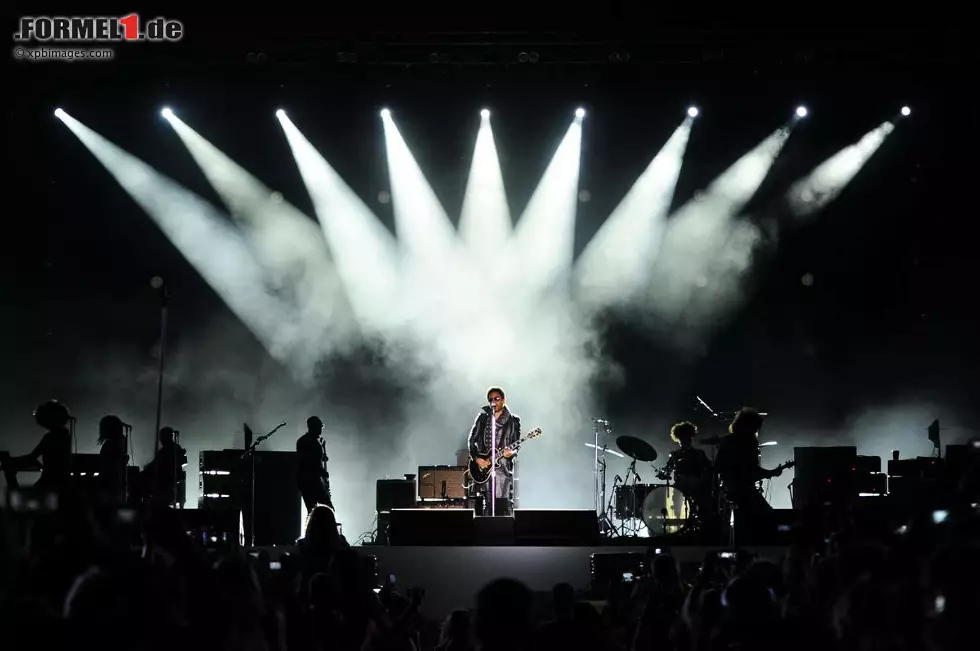 Foto zur News: 2014: Die Formel 1 kommt erstmals nach Russland, und viele, die Vorbehalte hatten, müssen zugeben: So hatten sie sich Sotschi nicht vorgestellt. Der New Yorker Rockstar Lenny Kravitz rockt den Medals Plaza im Olympischen Park, ...