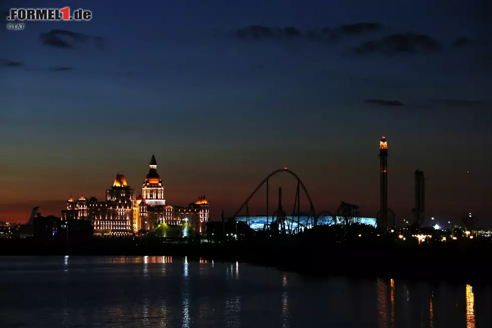 Foto zur News: ... die &quot;Skyline&quot; rund um die Strecke erstrahlt auch nachts so prunkvoll, dass die Idee, in Sotschi ab 2015 ein Nachtrennen auszutragen, alles andere als abwegig erscheint, ...