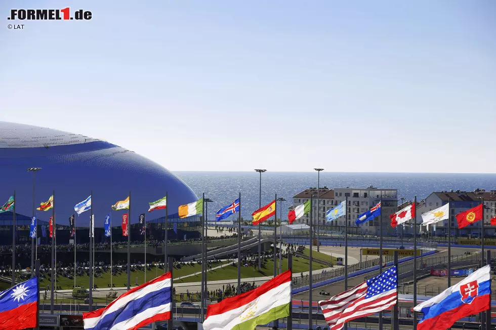 Foto zur News: ... und die olympischen Sportstätten sowie das Schwarze Meer im Hintergrund stellen eine optisch traumhafte Kulisse für die Rennstrecke dar. Dass von Mittwoch bis Donnerstag durchgehend Kaiserwetter herrscht, trägt zur gelungenen Premiere bei.