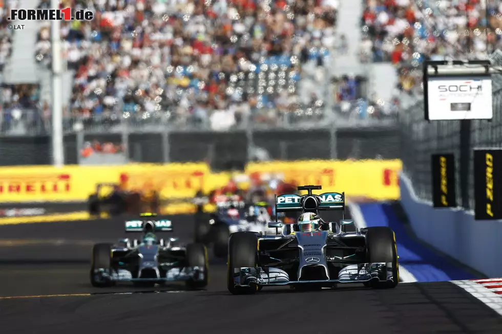 Daily Mail (Großbritannien): "Hamilton fährt nach Rosbergs desaströser erster Runde locker zum Sieg. Es war ein langweiliges Rennen, nachdem es Rosberg mit seiner Attacke auf Hamilton übertrieben hatte." Foto zur News: Daily Mail (Großbritannien): "Hamilton fährt nach Rosbergs desaströser erster Runde locker zum Sieg. Es war ein langweiliges Rennen, nachdem es Rosberg mit seiner Attacke auf Hamilton übertrieben hatte."