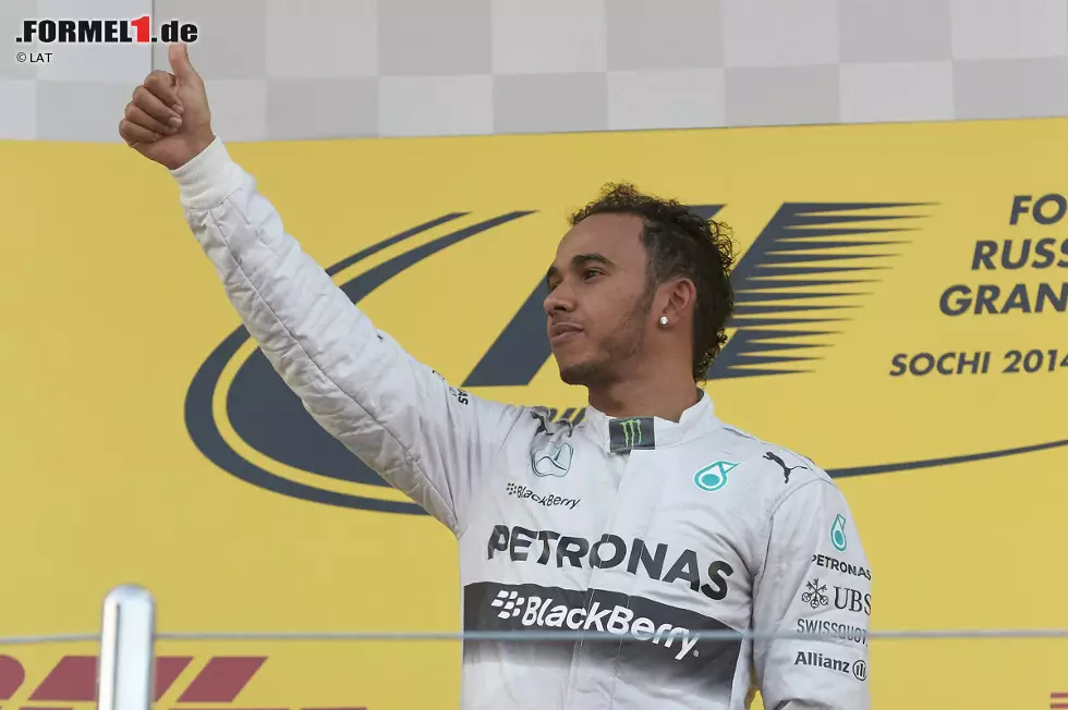 Blick (Schweiz): "Lewis Hamilton krallt sich Premierensieg in Sotschi. Der Grand Prix bietet auf einem zu einfachen Kurs keine hochspektakuläre Show. Der Puls der Fans schnellt nur kurz in der ersten Runde hoch, als Rosberg seinen Team-'Kollegen' und Pole-Mann Hamilton überholt. Jedoch überschießt der Deutsche." Foto zur News: Blick (Schweiz): "Lewis Hamilton krallt sich Premierensieg in Sotschi. Der Grand Prix bietet auf einem zu einfachen Kurs keine hochspektakuläre Show. Der Puls der Fans schnellt nur kurz in der ersten Runde hoch, als Rosberg seinen Team-'Kollegen' und Pole-Mann Hamilton überholt. Jedoch überschießt der Deutsche."